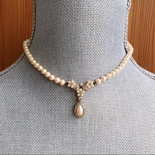 عقد لؤلؤ مرصع بكريستال ماركة Rosita