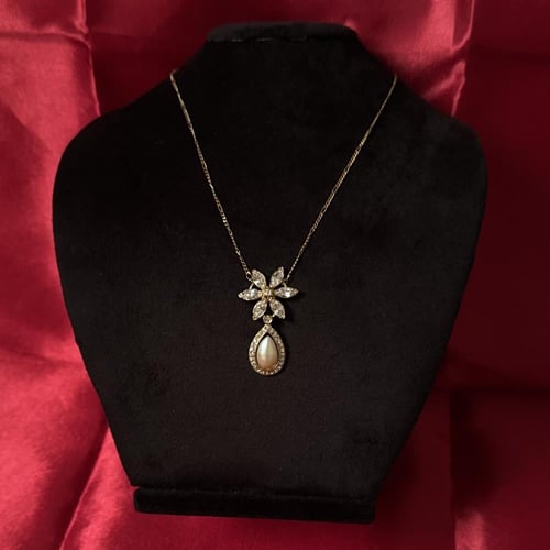 قلادة فنتج ماركة Butlerand Wilson من ١٩٥٢م