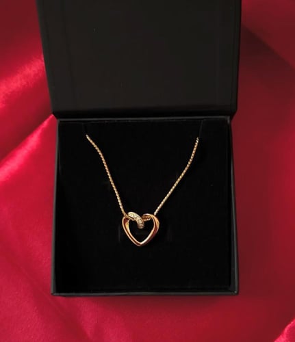 قلادة ماركة Avon من 1986