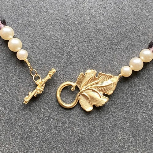 قلادة فنتج لؤلؤ زجاجي بنفسجي بلمسة أنيقك