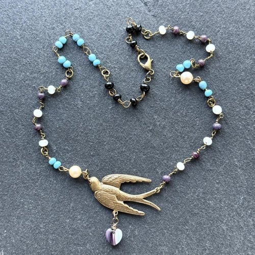 قلادة العُصفور الزجاجي بذوق عتيق (OOAK)