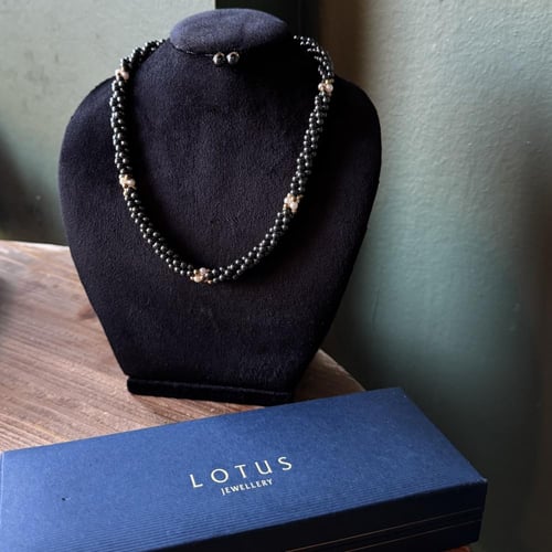 طقم عقد وأقراط “Lotus Jewellery” الفينتج من 1990م