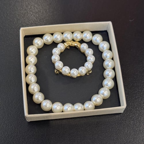 إسوارة وبروش لؤلؤ فنتج – روح الثمانينات