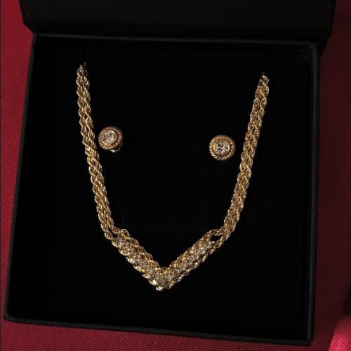 طقم كلاسيكي من 1980م