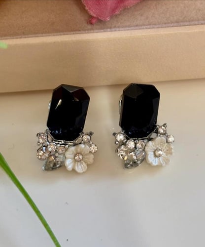 أقراط فنتج بحجر أسود وزهرة ناعمة