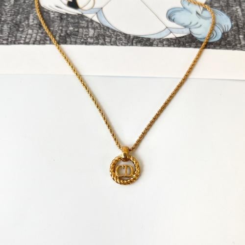 قلادة كلاسيكية ماركة ‏Christian Dior