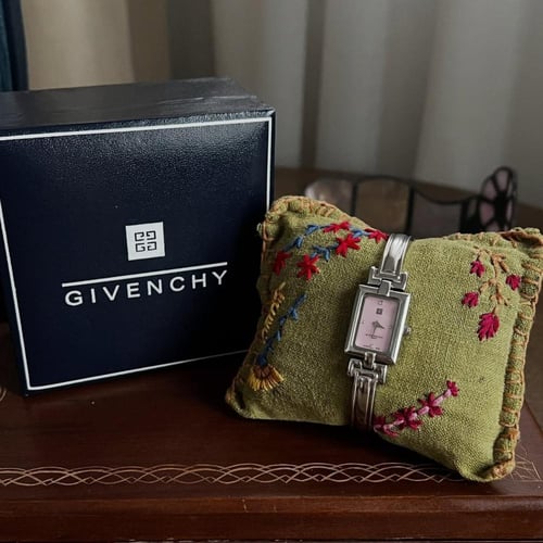 ساعة فنتج ماركة Givenchy