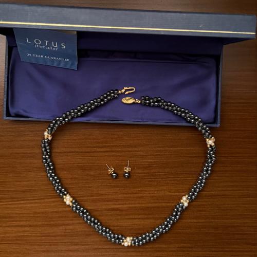 طقم عقد وأقراط “Lotus Jewellery” الفينتج من 1990م