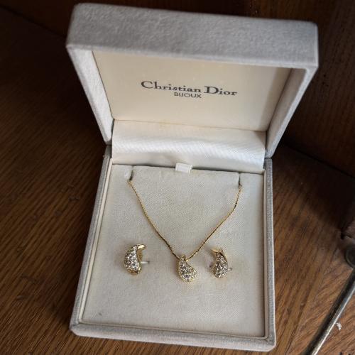 طقم ماركة Christian Dior من ١٩٨٠م
