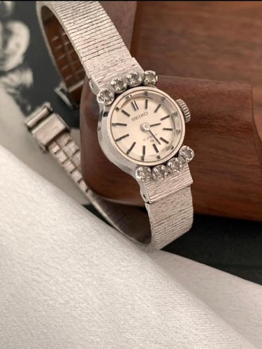 Seiko WGP - كلاسيك مطلية بالذهب الأبيض