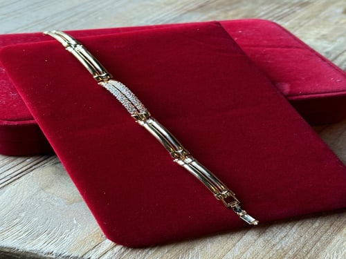 سوار فنتج باللون الذهبي مزيّن بأحجار الراين