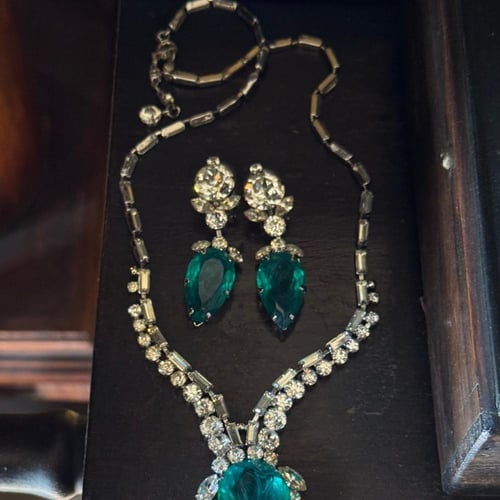 طقم – Emerald Aura الفنتج – من النمسا