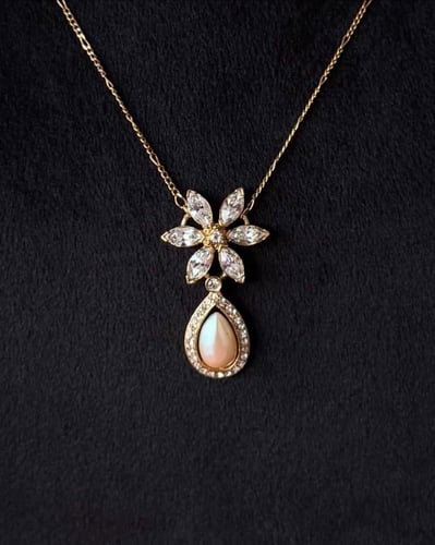 قلادة فنتج ماركة Butlerand Wilson من ١٩٥٢م