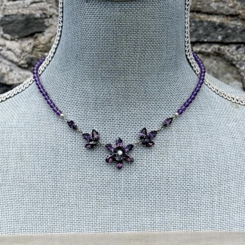 عقد فنتج “Amethyst Bloom” بلؤلؤ بنفسجي وكريستال را...