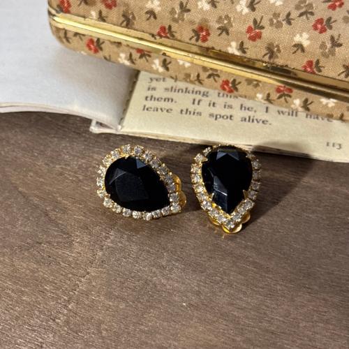 أقراط فنتج سوداء بفصوص كريستال