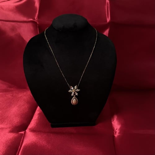 قلادة فنتج ماركة Butlerand Wilson من ١٩٥٢م