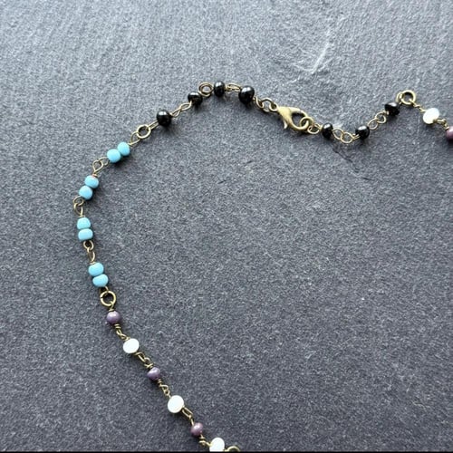 قلادة العُصفور الزجاجي بذوق عتيق (OOAK)