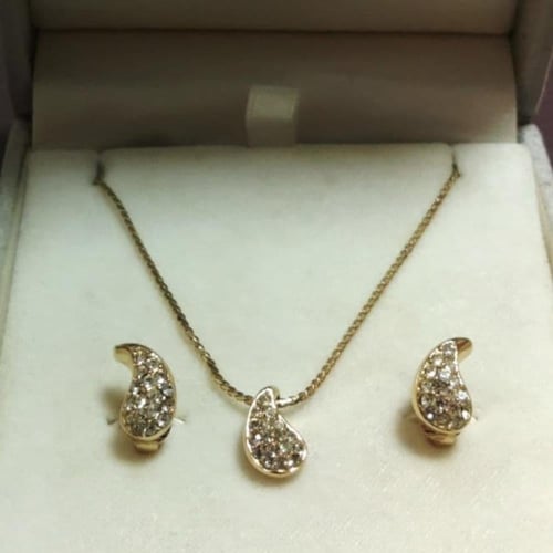 طقم ماركة Christian Dior من ١٩٨٠م