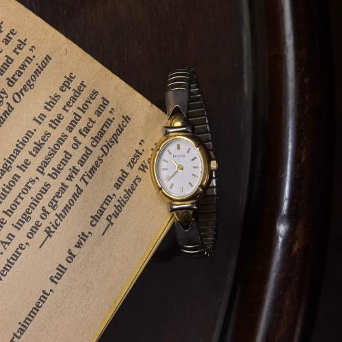 ساعة Bulova فنتج بسوار معدني مرن