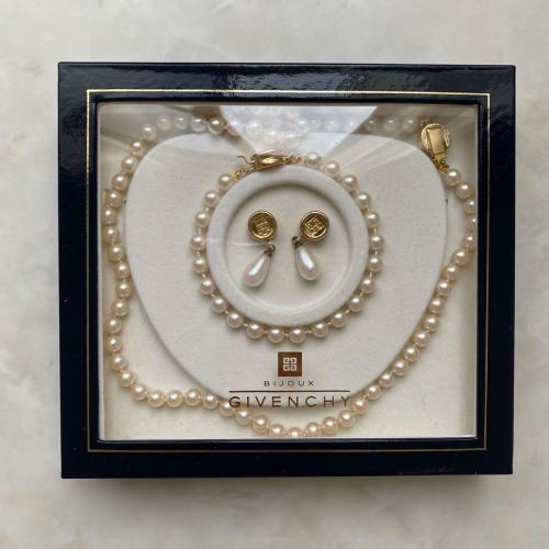طقم لؤلؤ Givenchy Bijoux الفنتج – أناقة باريس الكل...