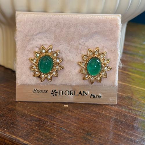أقراط Emerald Soleil من D’ORLAN Paris — إصدار الثم...