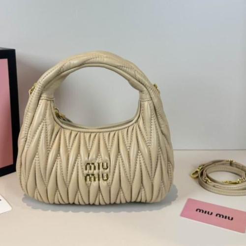شنطة ميو ميو واندر Miu Miu Wander