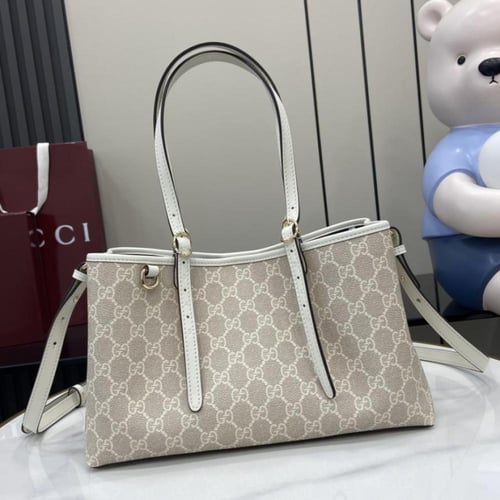 شنطة توت جوتشي متوسطة G G Emblem Medium Tote