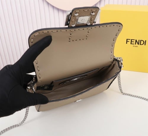 شنطة فيندي باجيت Fendi Baguette