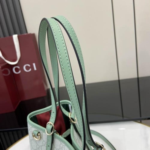 شنطة توت جوتشي متوسطة G G Emblem Medium Tote