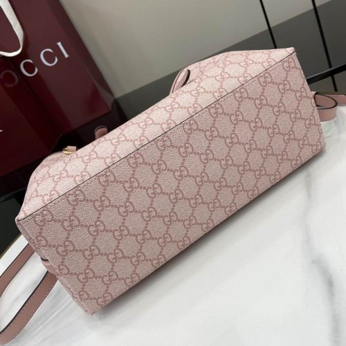 شنطة توت جوتشي متوسطة G G Emblem Medium Tote