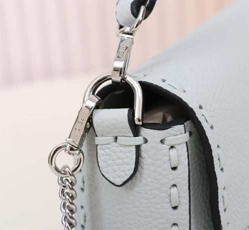 شنطة فيندي باجيت Fendi Baguette