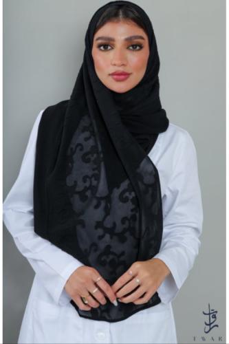طرحة سوداء منقشة