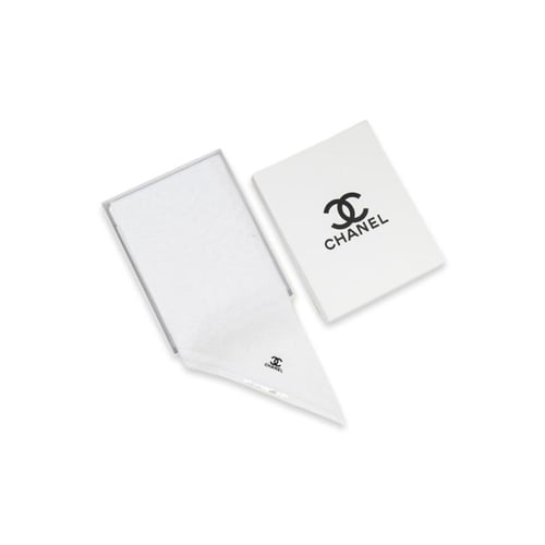 غترة بيضاء ماركة شانيل