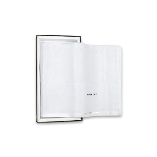 غترة بيضاء ماركة جيفنشي