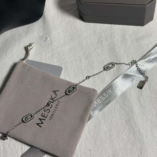 اسوارة M فضية