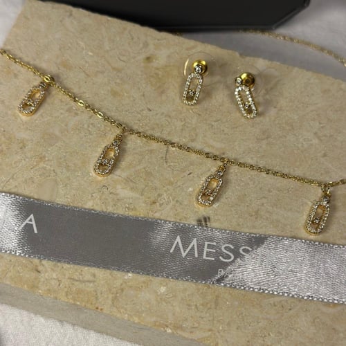 شوكر وحلق M ذهبي