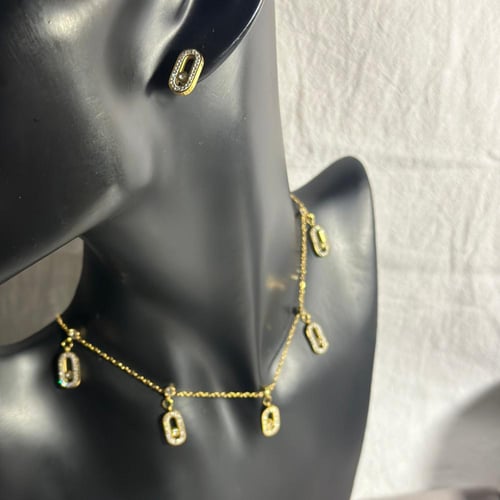 شوكر وحلق M ذهبي