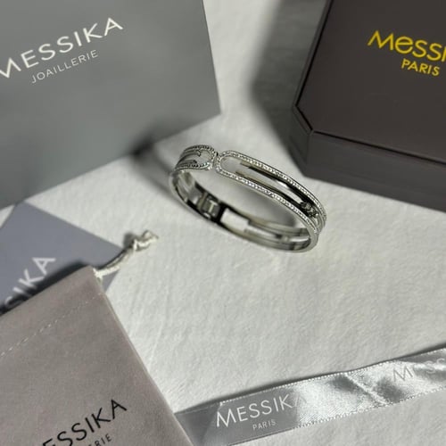 اسوارة M فضية