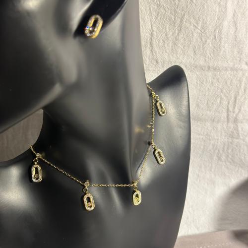 شوكر وحلق M ذهبي