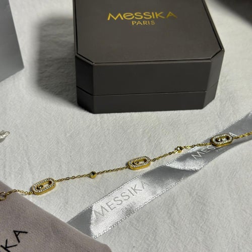 اسوارة M ذهبي