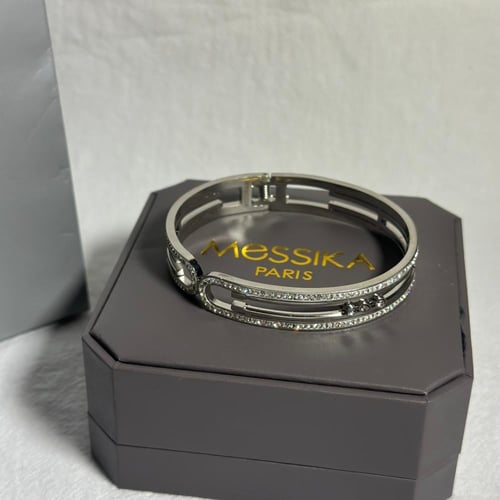 اسوارة M فضية