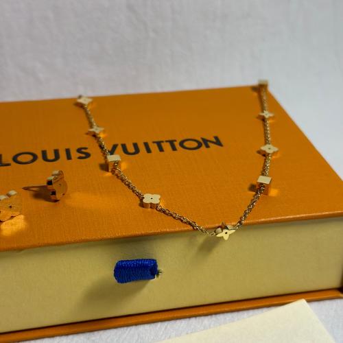 سلسال وحلق LV ذهبي