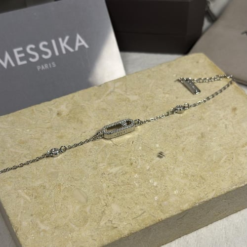 اسوارة M فضية