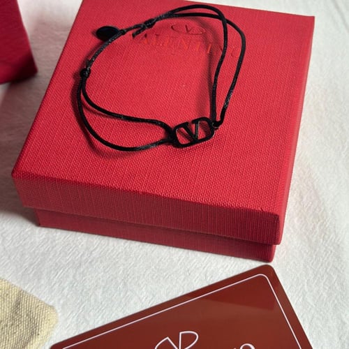 اسوارة V اسود