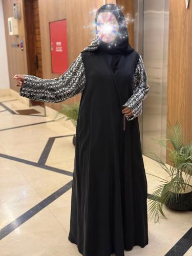 عباية حرير مغسول أسود بتداخل أنيق مع قماش ميسوني باللونين الأبيض والأسود