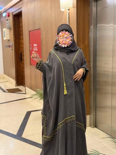 عباية حرير مغسول باللون البترولي بتطريز يدوي باللون الأصفر