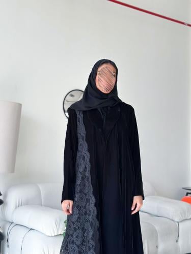 عباية شتوية من المخمل الأسود مع الدانتيل المميز