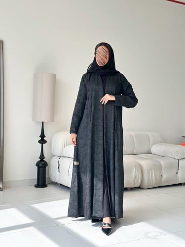 عباية من التفتة الموردة بقصّة شقَر أنيقة، مطعّمة ب...