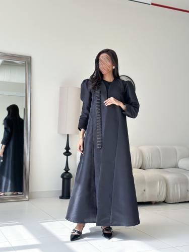 عباية من التفته بقصة مميزة ، مزينة بكلفة مطرزة تضي...