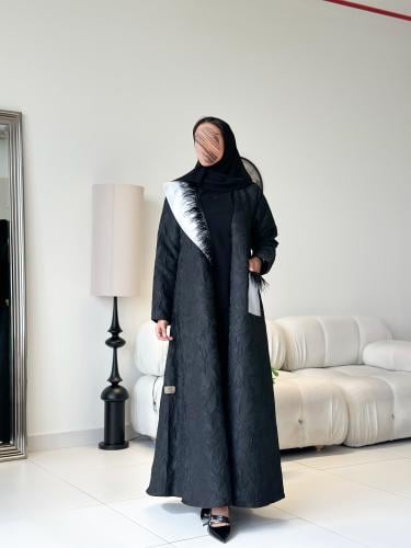 عباية من قماش التفتة المشجر ، مزينة بريش وتداخل ال...